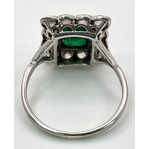 116 - AN 18K WHITE GOLD (TESTED) EDWARDIAN OLD CUT DIAMOND AND EMERALD CLUSTER RING. 1.20CT OF OLD CUT DIA... 