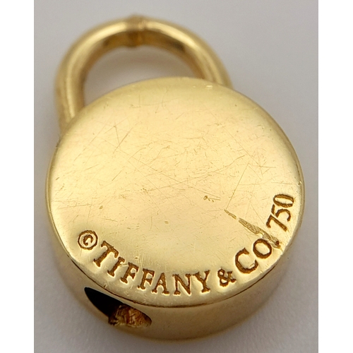 156 - AN 18K YELLOW GOLD TIFFANY & CO FULLY WORKING PADLOCK CHARM. 2cm length, 13.5g total weight. Ref: SC... 