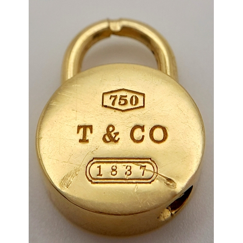 156 - AN 18K YELLOW GOLD TIFFANY & CO FULLY WORKING PADLOCK CHARM. 2cm length, 13.5g total weight. Ref: SC... 