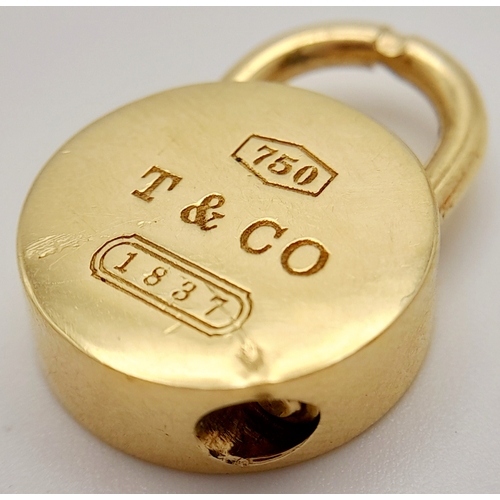 156 - AN 18K YELLOW GOLD TIFFANY & CO FULLY WORKING PADLOCK CHARM. 2cm length, 13.5g total weight. Ref: SC... 