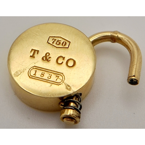 156 - AN 18K YELLOW GOLD TIFFANY & CO FULLY WORKING PADLOCK CHARM. 2cm length, 13.5g total weight. Ref: SC... 