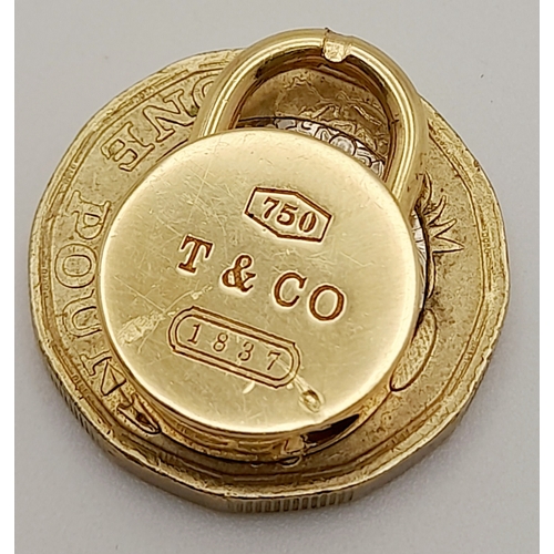 156 - AN 18K YELLOW GOLD TIFFANY & CO FULLY WORKING PADLOCK CHARM. 2cm length, 13.5g total weight. Ref: SC... 