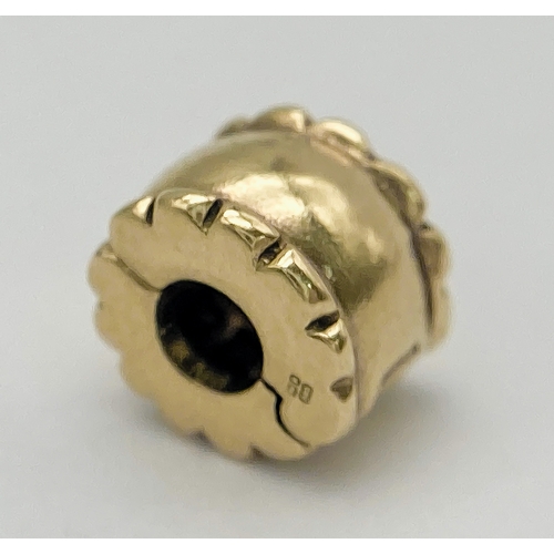 460 - A 14K YELLOW GOLD PANDORA CLIP CHARM. 8mm diameter, 1.9g weight. Ref: SC 8133