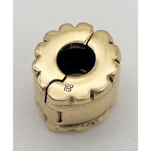 460 - A 14K YELLOW GOLD PANDORA CLIP CHARM. 8mm diameter, 1.9g weight. Ref: SC 8133