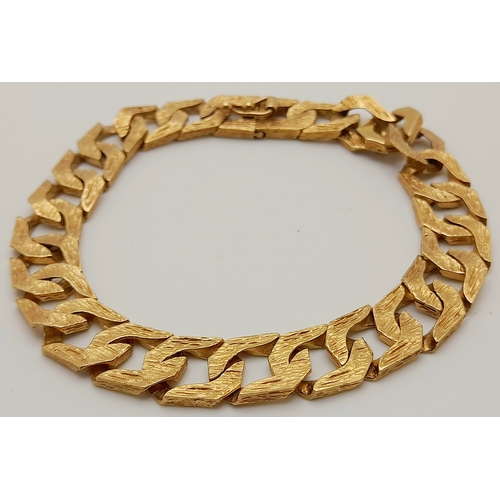 466 - A 9 K yellow gold chain bracelet with a 