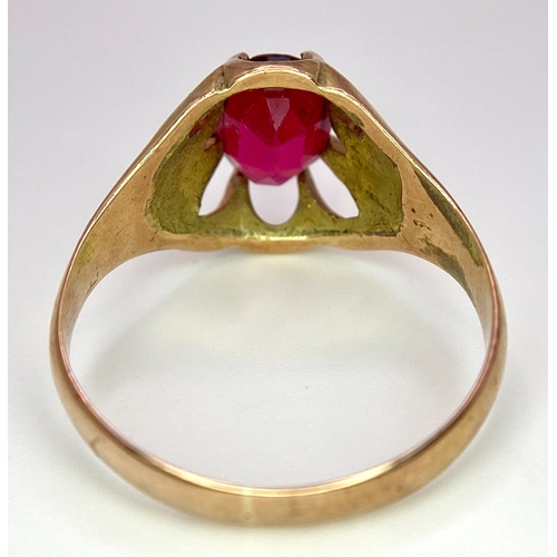 487 - A vintage, 9 K rose gold solitaire ring with an oval cut ruby, ring size: U, weight: 3.8 g.