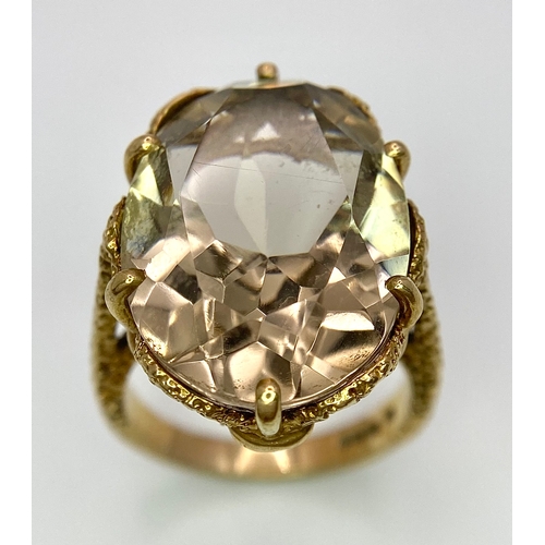 193 - A VINTAGE 9K YELLOW GOLD SMOKEY QUARTZ COCKTIAL RING. 9.3G. SIZE O.