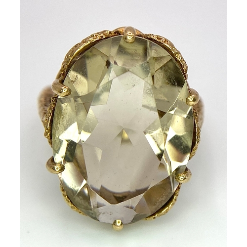 193 - A VINTAGE 9K YELLOW GOLD SMOKEY QUARTZ COCKTIAL RING. 9.3G. SIZE O.