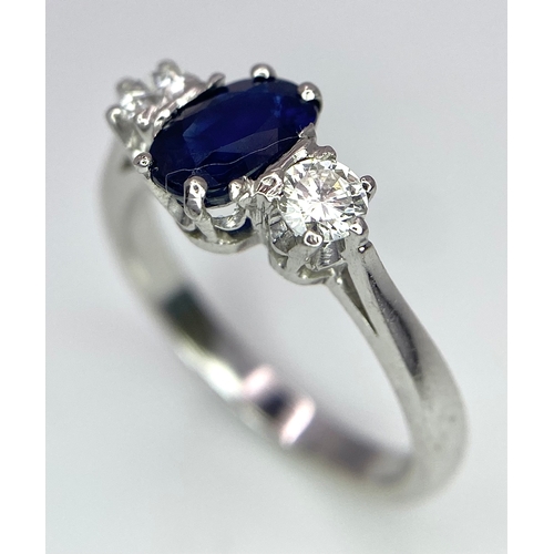 33 - AN 18K WHITE GOLD, DIAMOND AND SAPPHIRE 3 STONE RING. OVAL BLUE SAPPHIRE - 0.75CT AND 0.30CT OF ROUN... 