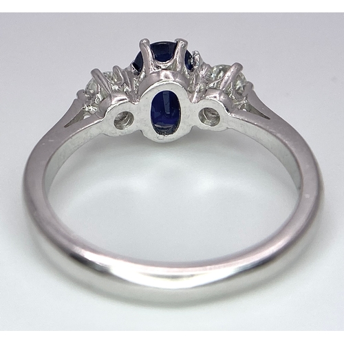 33 - AN 18K WHITE GOLD, DIAMOND AND SAPPHIRE 3 STONE RING. OVAL BLUE SAPPHIRE - 0.75CT AND 0.30CT OF ROUN... 