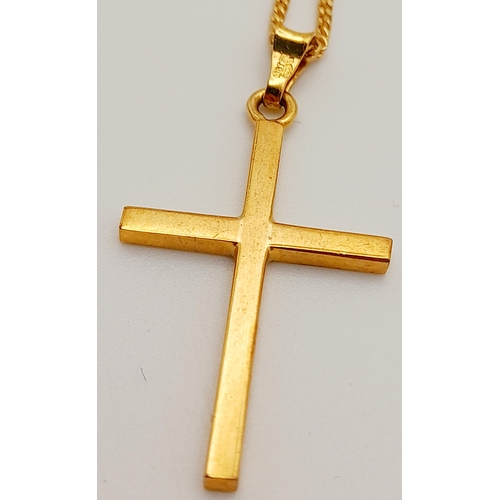 379 - A 9 K yellow gold chain necklace with a cross pendant, chain length: 50 cm, cross height: 33 mm, tot... 