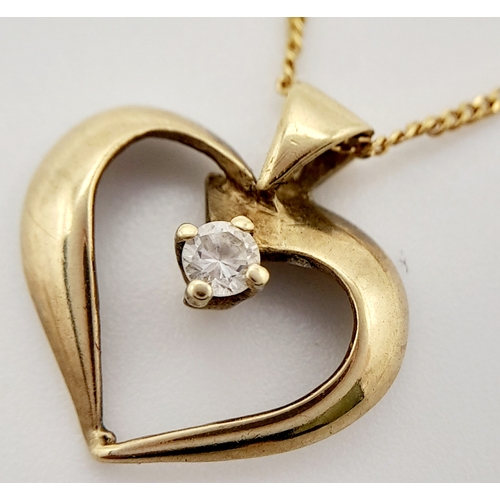 386 - A 9 K yellow gold chain necklace with a heart pendant adorned with a single round cut diamond, chain... 