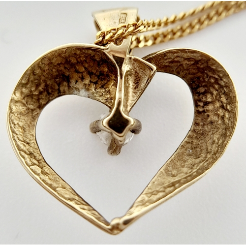 386 - A 9 K yellow gold chain necklace with a heart pendant adorned with a single round cut diamond, chain... 