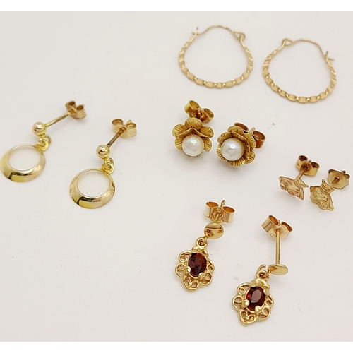 233 - 7x pairs of 9ct yellow gold earrings, including garnet and pearl studs, 4.3g total weight.

ref: TB0... 