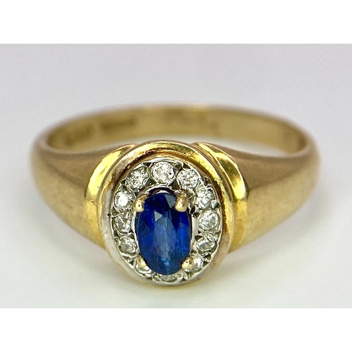 320 - A 9K YELLOW GOLD, DIAMOND AND SAPPHIRE RING. 2.7G. SIZE N.