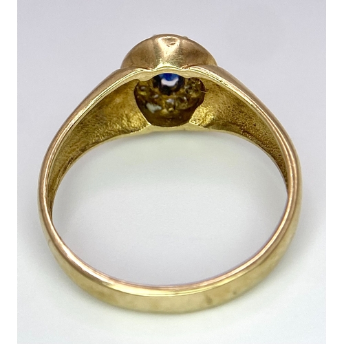 320 - A 9K YELLOW GOLD, DIAMOND AND SAPPHIRE RING. 2.7G. SIZE N.