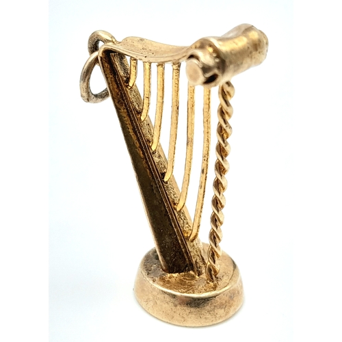 426 - A 9K YELLOW GOLD IRISH HARP CHARM, POSSIBLY GUINESS THEMED. 2.9cm length, 4.2g weight. Ref: SC 8137