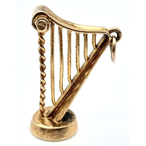 426 - A 9K YELLOW GOLD IRISH HARP CHARM, POSSIBLY GUINESS THEMED. 2.9cm length, 4.2g weight. Ref: SC 8137