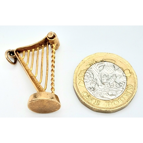 426 - A 9K YELLOW GOLD IRISH HARP CHARM, POSSIBLY GUINESS THEMED. 2.9cm length, 4.2g weight. Ref: SC 8137