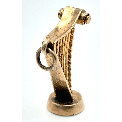 426 - A 9K YELLOW GOLD IRISH HARP CHARM, POSSIBLY GUINESS THEMED. 2.9cm length, 4.2g weight. Ref: SC 8137