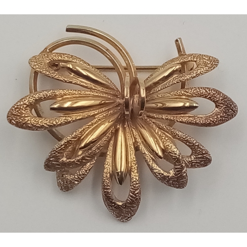 463 - A 9 K yellow gold flower brooch, dimensions: 36 x 30 x 12 mm, weight: 4.3 g.