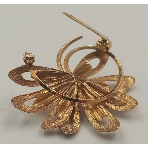 463 - A 9 K yellow gold flower brooch, dimensions: 36 x 30 x 12 mm, weight: 4.3 g.