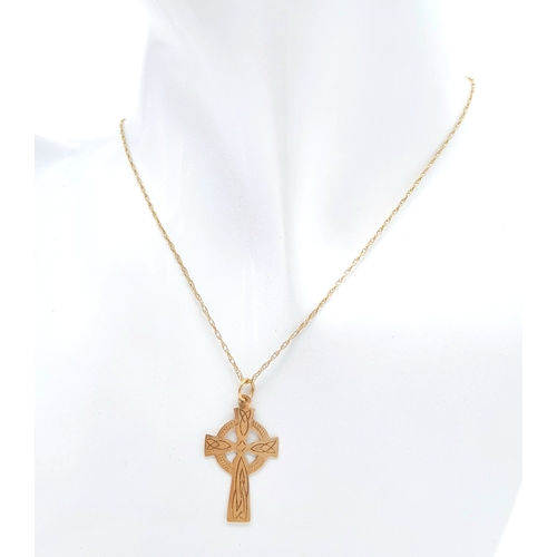 492 - A 9 K yellow chain necklace with a Celtic cross pendant. Chain length: 46 cm, weight: 1.7 g.