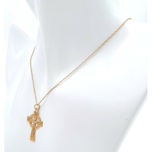 492 - A 9 K yellow chain necklace with a Celtic cross pendant. Chain length: 46 cm, weight: 1.7 g.