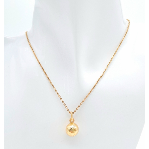 520 - A 9 K yellow gold chain necklace with a ball pendant. Chain length: 45 cm, total weight: 2.9 g