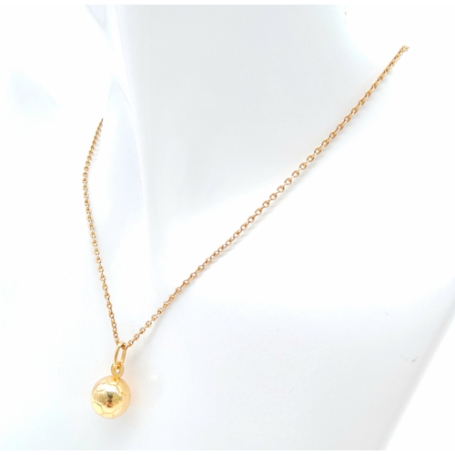 520 - A 9 K yellow gold chain necklace with a ball pendant. Chain length: 45 cm, total weight: 2.9 g