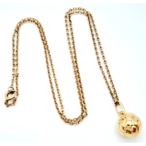 520 - A 9 K yellow gold chain necklace with a ball pendant. Chain length: 45 cm, total weight: 2.9 g