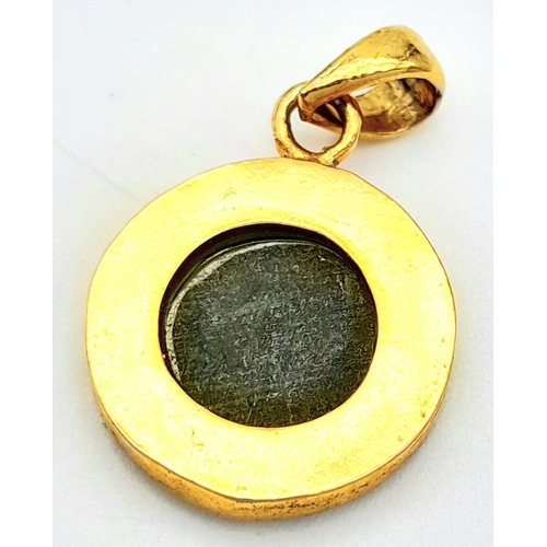 527 - A 9 K yellow gold pendant with a round green jade cabochon.  Diameter: 15 mm, weight: 2.4 g.