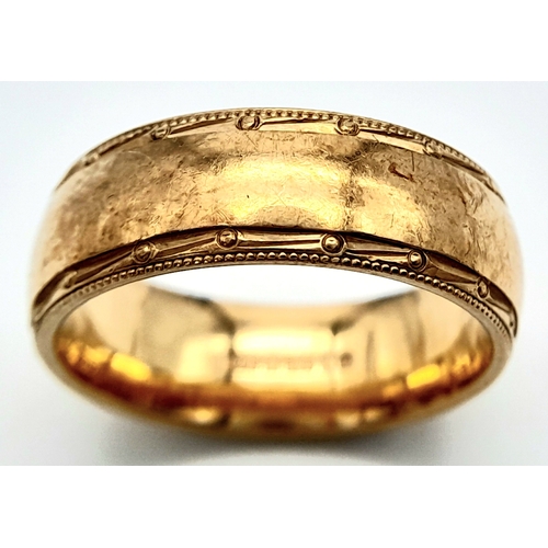 535 - A 9 K yellow gold band ring with finely engraved margins, size: Q, weight: 7 g.