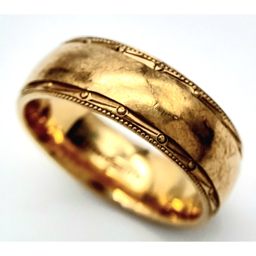 535 - A 9 K yellow gold band ring with finely engraved margins, size: Q, weight: 7 g.