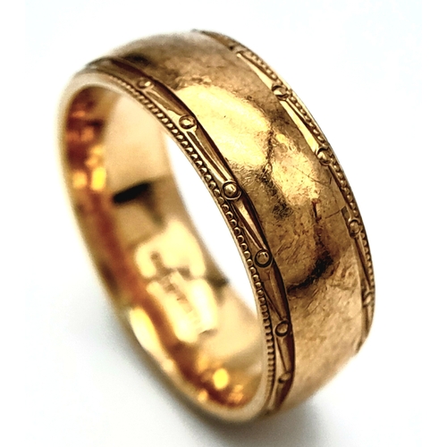 535 - A 9 K yellow gold band ring with finely engraved margins, size: Q, weight: 7 g.