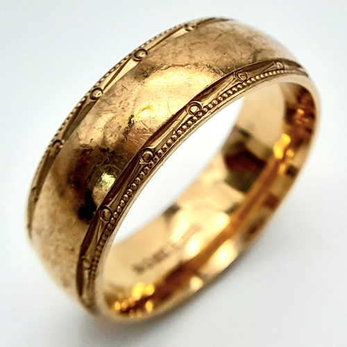 535 - A 9 K yellow gold band ring with finely engraved margins, size: Q, weight: 7 g.