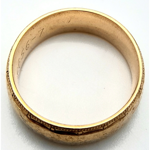 535 - A 9 K yellow gold band ring with finely engraved margins, size: Q, weight: 7 g.