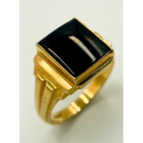 416 - A 9 K yellow gold cygnet ring with a black rectangular onyx cabochon and grooved shoulders. Size: U,... 