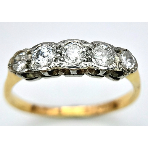 151 - AN 18K YELLOW GOLD AND PLATINUM VINTAGE DIAMOND 5 STONE RING. 0.40CT. 2.5G. SIZE N