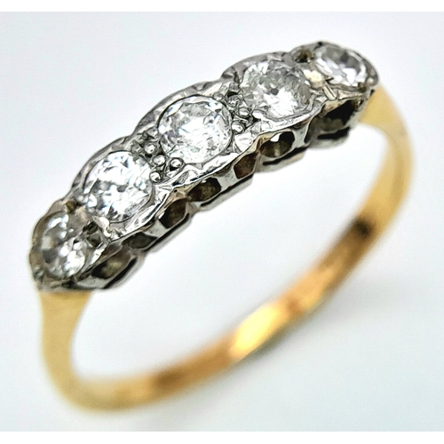 151 - AN 18K YELLOW GOLD AND PLATINUM VINTAGE DIAMOND 5 STONE RING. 0.40CT. 2.5G. SIZE N