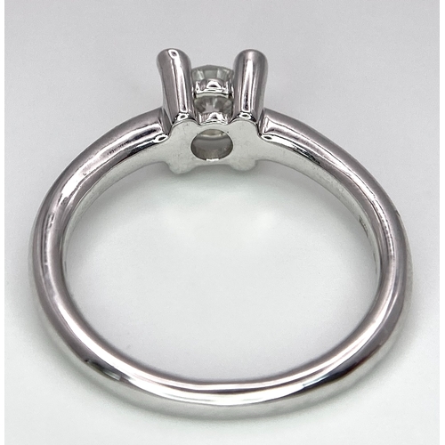 19 - AN 18K WHITE GOLD DIAMOND SOLITAIRE RING WITH FOUR DIAMOND TURRETS - 0.50CT 4.6G. SIZE M 1/2.