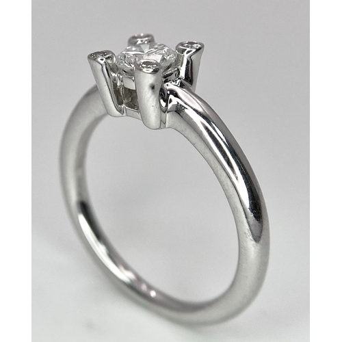 19 - AN 18K WHITE GOLD DIAMOND SOLITAIRE RING WITH FOUR DIAMOND TURRETS - 0.50CT 4.6G. SIZE M 1/2.