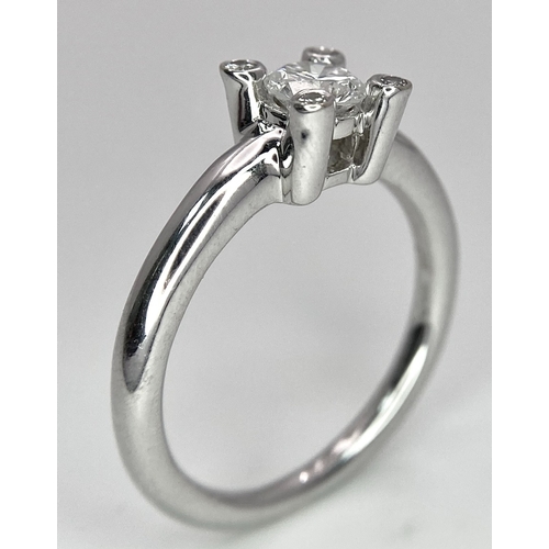 19 - AN 18K WHITE GOLD DIAMOND SOLITAIRE RING WITH FOUR DIAMOND TURRETS - 0.50CT 4.6G. SIZE M 1/2.