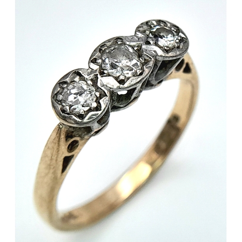 341 - A 9K YELLOW GOLD VINTAGE DIAMOND 3 STONE RING. 0.30CT. 3.1G. SIZE N.