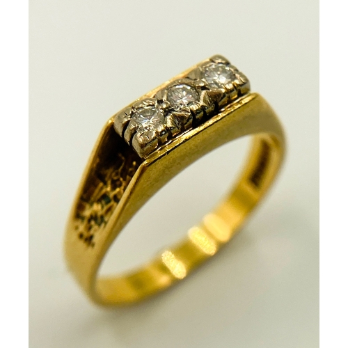 376 - AN 18K YELLOW GOLD VINTAGE DIAMOND RING. 0.10CT. 3.5G. SIZE M.