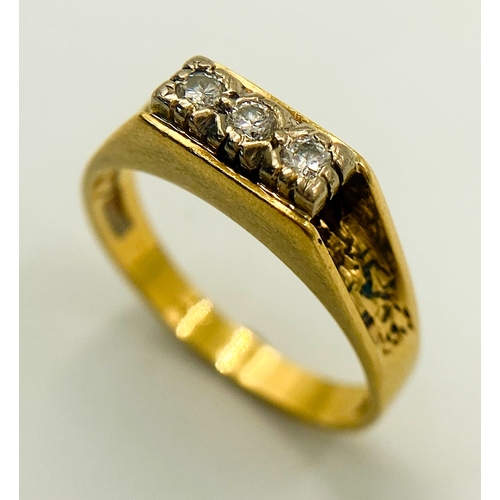 376 - AN 18K YELLOW GOLD VINTAGE DIAMOND RING. 0.10CT. 3.5G. SIZE M.