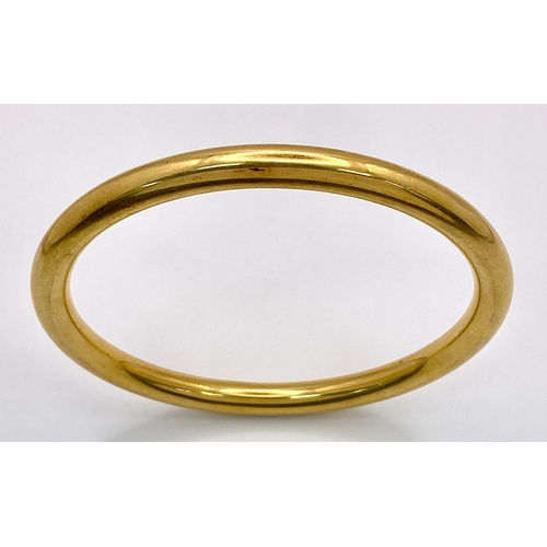 309 - A Lovely Vintage 18K Gold Large Bangle. 8cm inner diameter.
Fully UK hallmarked. 28.3g