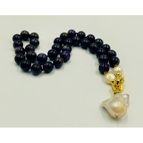 424 - A Vibrant Amethyst Bead Necklace with a Hanging Keisha Baroque Pearl Pendant. 12mm amethyst beads. 6... 