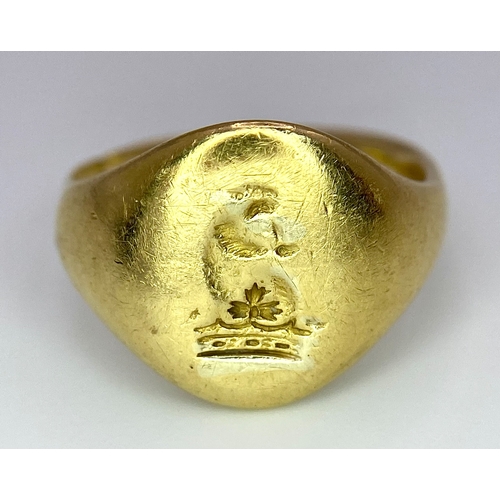 54 - AN 18K YELLOW GOLD VINTAGE SEAL ENGRAVED SIGNET RING. Size K, 7.8g total weight. Ref: SC 8060