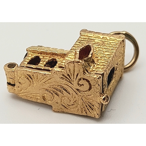 717 - A 9 K yellow gold charm in the shape of a chapel, which opens to reveal a wedding ceremony, dimensio... 